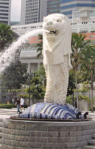 с 1964 году изображение мерлиона — статуи с головой льва и туловищем рыбы на гребне волны — стало символом сингапура для всего остального мира. Вес статуи — 70 тонн, высота — 8,6 м