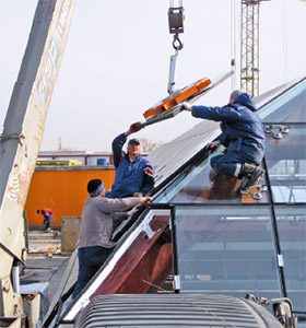 чтобы решить вопрос подачи стеклопакетов весом 120 кг, специалисты компании 
«окно» подняли на крышу небольшой автомобильный кран.