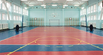 Большой спортивный зал с полимерным покрытием и электронным табло