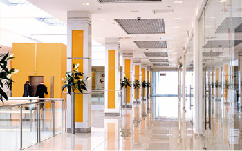 Каждый этаж торгового центра оформлен в своем цвете летней палитры:красный, оранжевый, желтый