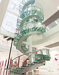 Ступени двух винтовых лестниц выполнены из небьющихся стеклянных блоков