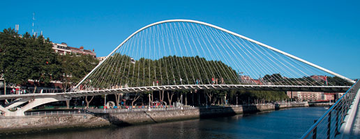 Подвесной арочный пешеходный мост "Субисури" через р. Нервьон в Бильбао (Испания)