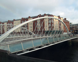 Автомобильный арочный мост Джеймса Джойса через реку Лиффи в Дублине (Ирландия)