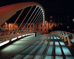 Автомобильный арочный мост Джеймса Джойса через реку Лиффи в Дублине (Ирландия)