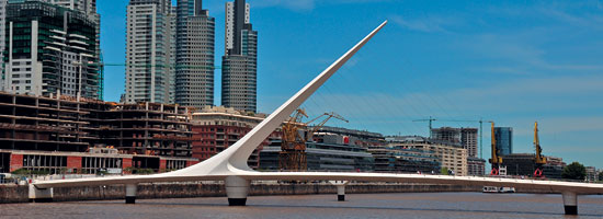 "Мост женщины" в районе Пуэрто-Мадеро Буэнос-Айреса