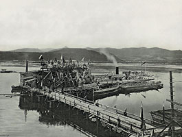 Мостки ведут к деревянному кессону моста