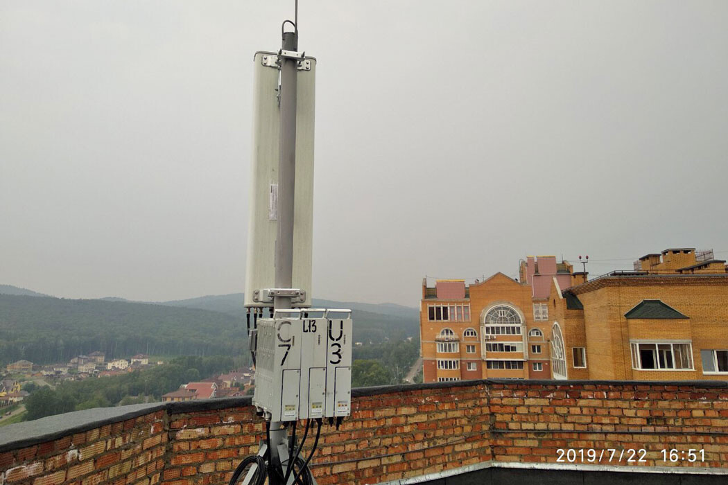 сотовая антена на крыше дома