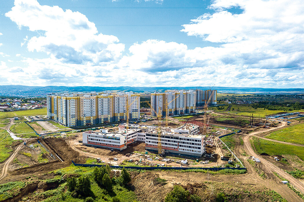 Фото строительства школы в жилом районе «Нанжуль-Солнечный»