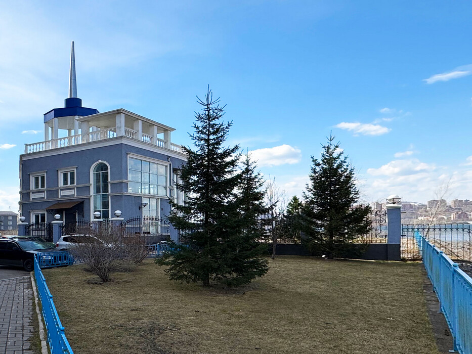 Здание на Ярыгинской набережной в Красноярске продают под офисы и коммерцию
