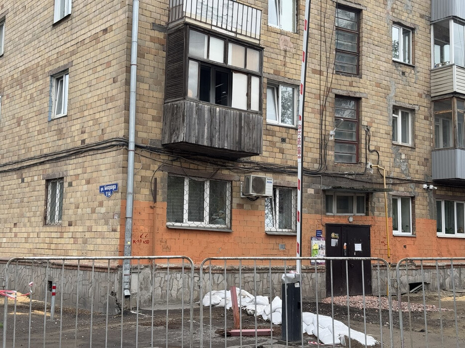 Пятиэтажку с провалившимся подъездом на улице Бограда признали аварийной