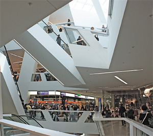 Решение пространства торгового центра в Берне (Швейцария) в духе деконструктивизма