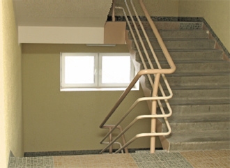Ширина лестницы составляет 1,5 м, что больше стандартной в полтора раза