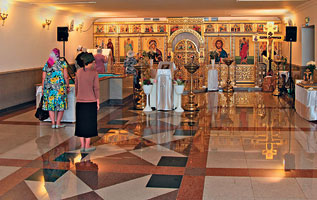 С Пасхи 2011 года в цоколе храма регулярно проводятся службы