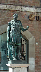 Единственный в Италии памятник Юлию Цезарю