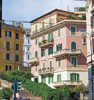 Улицы и здания Рима привлекают туристов из разных стран