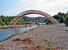 Пешеходный мост через реку гардон на юге Франции