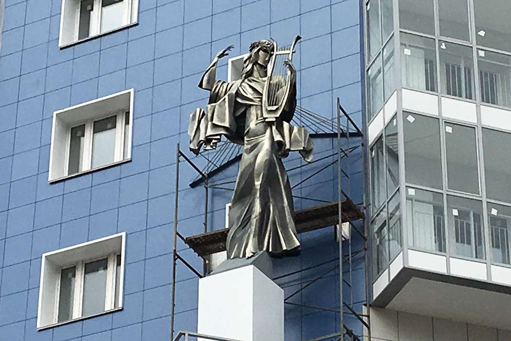 Скульптура Терпсихоры на улице Годенко